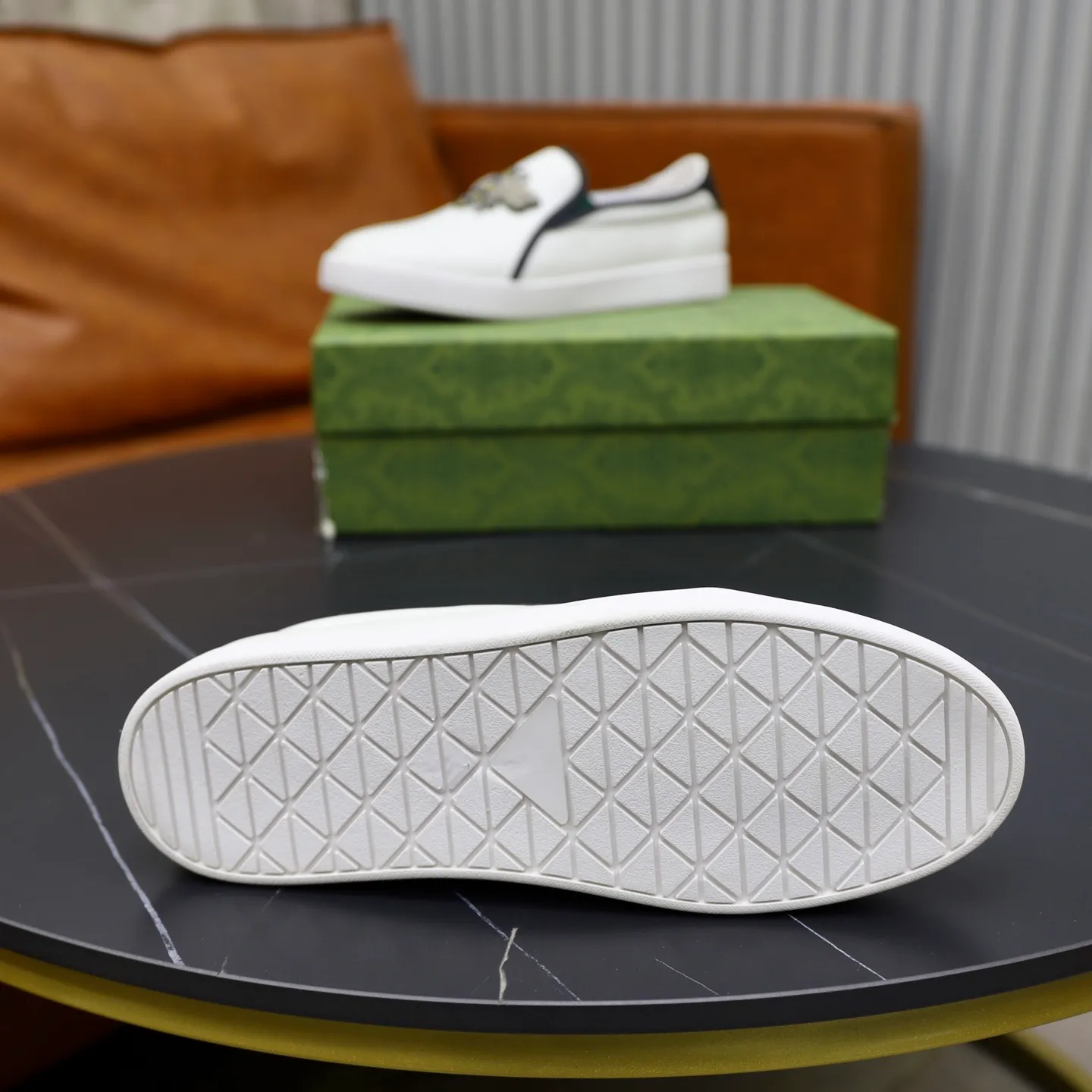 Ex-factory price: 440💰🙅‍♂️🙅‍♂️🙅‍♂️ Brand: Gucci GuCCI Standard code: 38-44 (45 customized) Grade: Same as the official website Material: Original leather splicing Comfortable and breathable pigskin lining Lightweight and wear-resistant sports outsole Style category: Men's fashionable casual shoes Running sneakers Distinguished luxury brand elements Top luxury Color: actual picture color